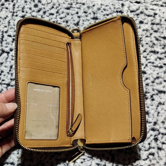 Michael Kors wallet - Picture 5 of 9